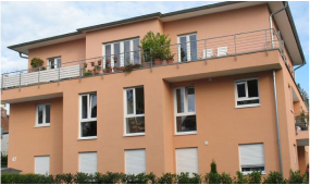 Wohnhaus mit vielen Fenstern