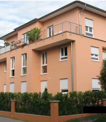 Orangenes Gebäude innerhalb der Stadt